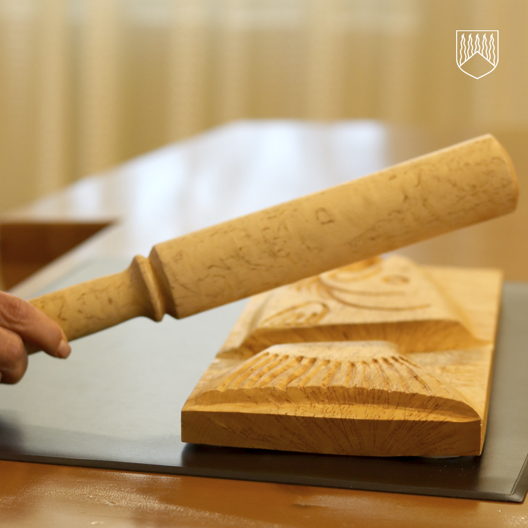 Kuvassa Kolarin kunnanhallituksen kokoushuoneessa Kojamossa kunnanhallituksenpuheenjohtajan käytössä oleva nuija.