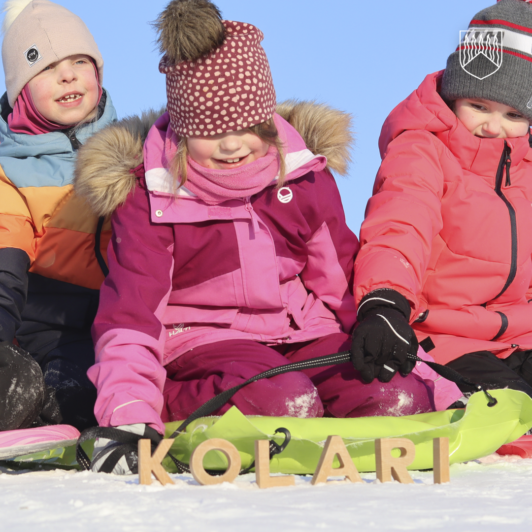 Lapsia laskiaismäenlaskussa Myllyojanpuistossa helmikuussa 2023.