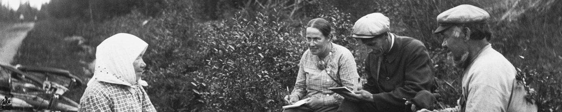 Samuli ja Jenny Paulaharju haastattelevat Ståhlnacken pariskuntaa ojan pientareella 1921