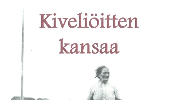Kiveliöitten kansaa -kirjan mustavalkoinen kansikuva, jossa nainen on pellolla
