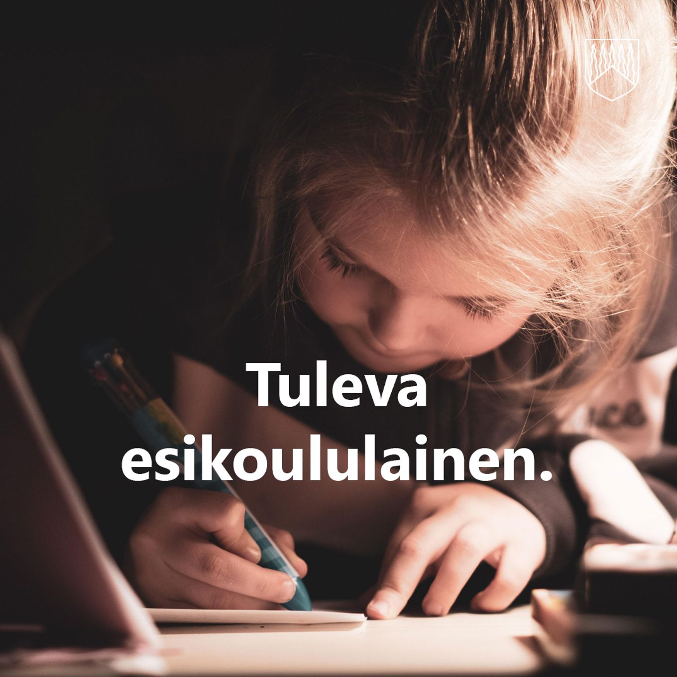 Kuvassa lapsi piirtämässä tai kirjoittamassa.