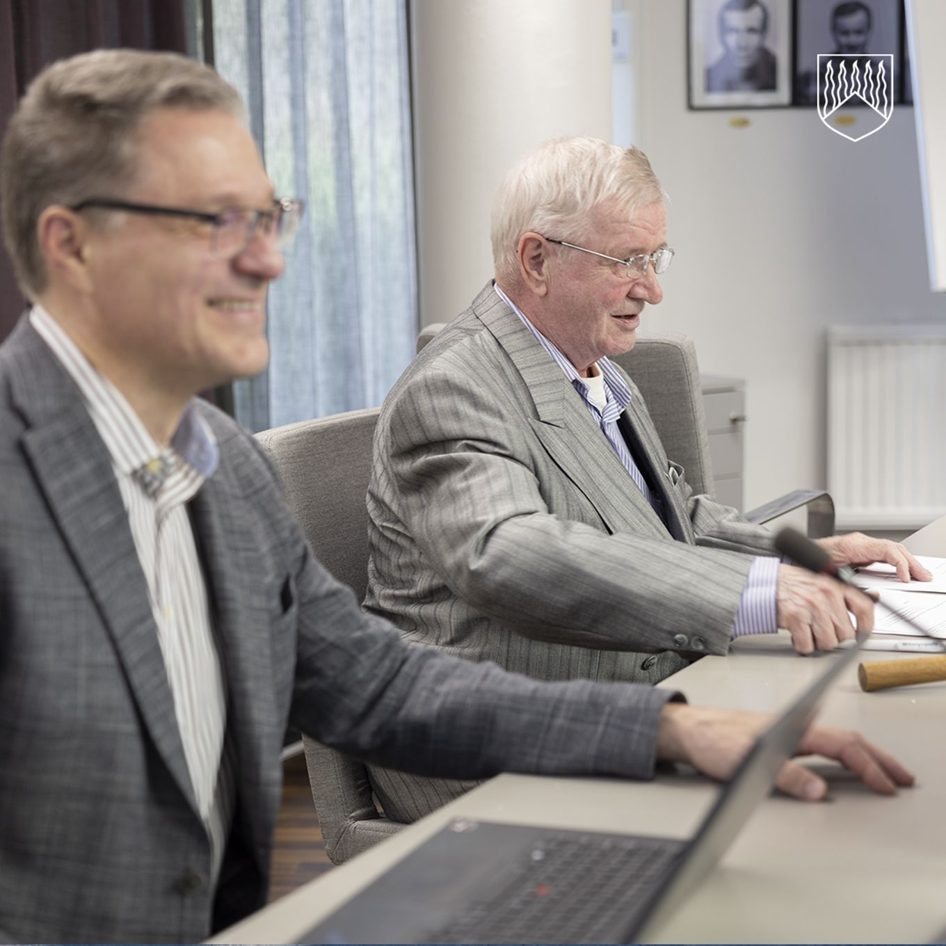 Kuvassa valtuutettu Ahti Hiltunen ja kunnanjohtaja Markku Vehkaoja