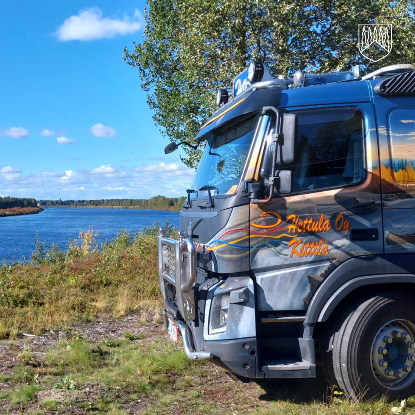 Kuvassa Hettulan auto jokimaisemassa