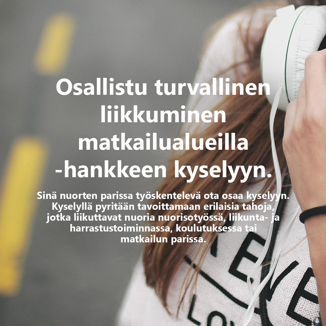 Kuvassa pitkähiuksinen henkilö seisomassa tiellä.