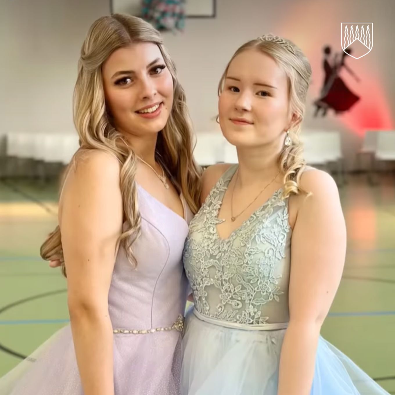 Kuvassa kaksi nuorta neitokaista Kolarin lukion viime vuoden Wanhojen tansseissa.