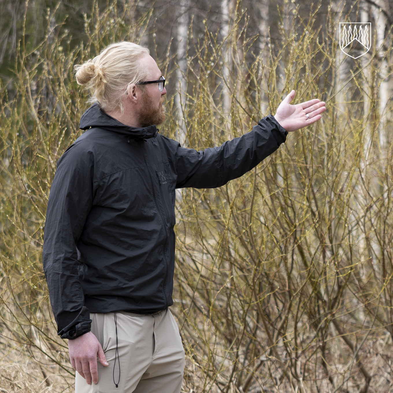 Kuvassa Ylläsjärven koulun apulaisrehtori Kimmo Mäki tontilla johon liikuntahallia aletaan rakentamaan.